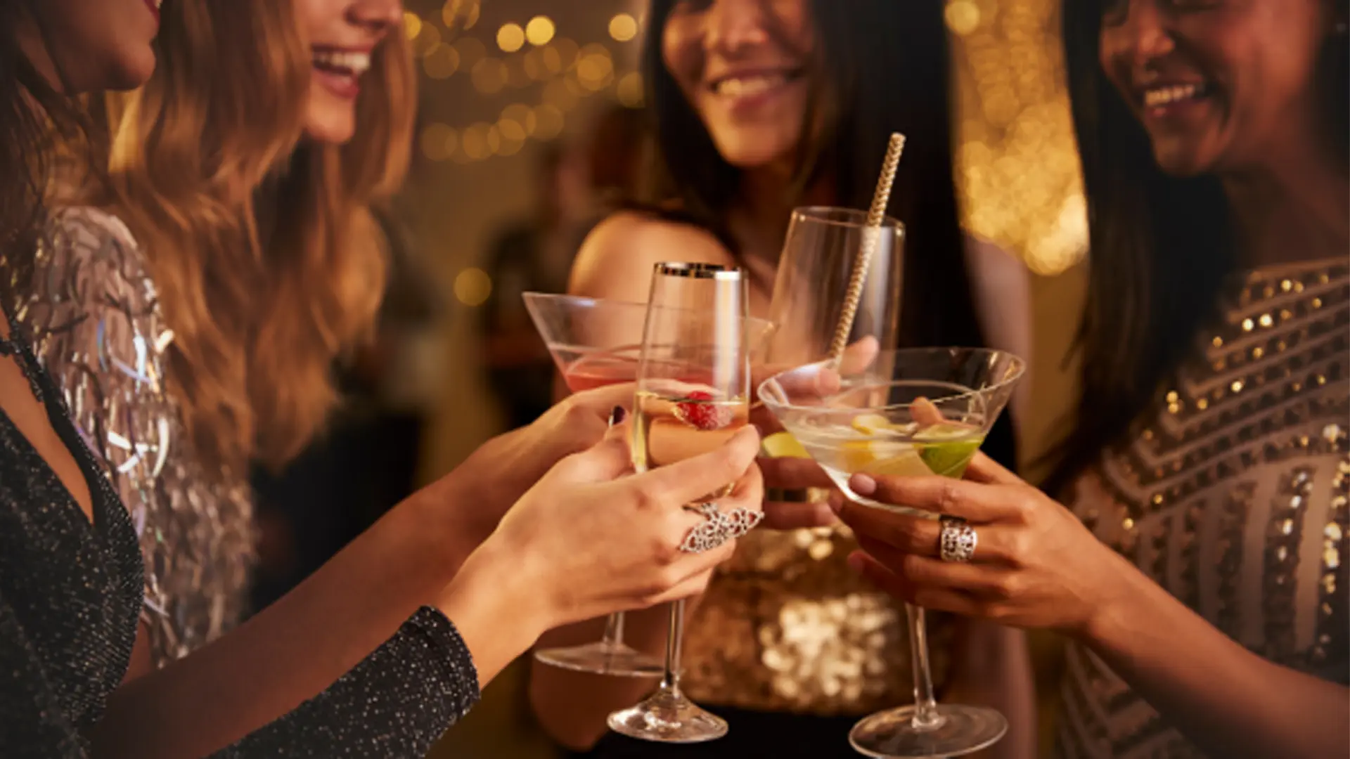 Filles qui trinquent avec des cocktails sans alcool