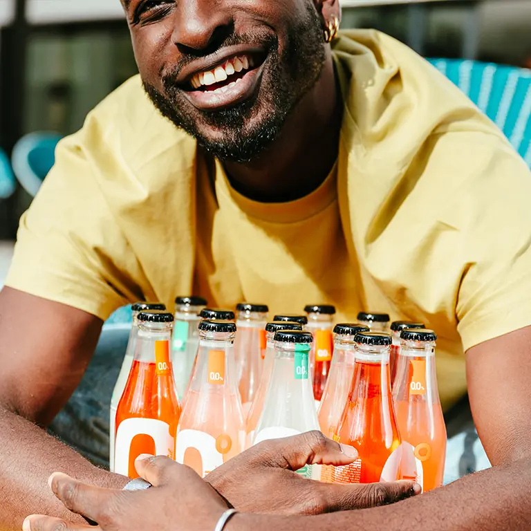 Homme tenant les nouveaux cocktails sans alcool 20 cl